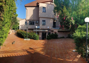 2 bedrooms appartement with enclosed garden and wifi at Palermo 1 km away from the beach